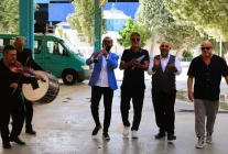 Hukuk mücadelesini kazandılar, kararı davul zurnayla teslim ettiler