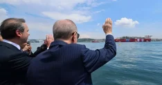 İstanbul Boğazı'nda tarihi an! Cumhurbaşkanı Erdoğan, 'Osman Gazi'yi Karadeniz'e uğurladı