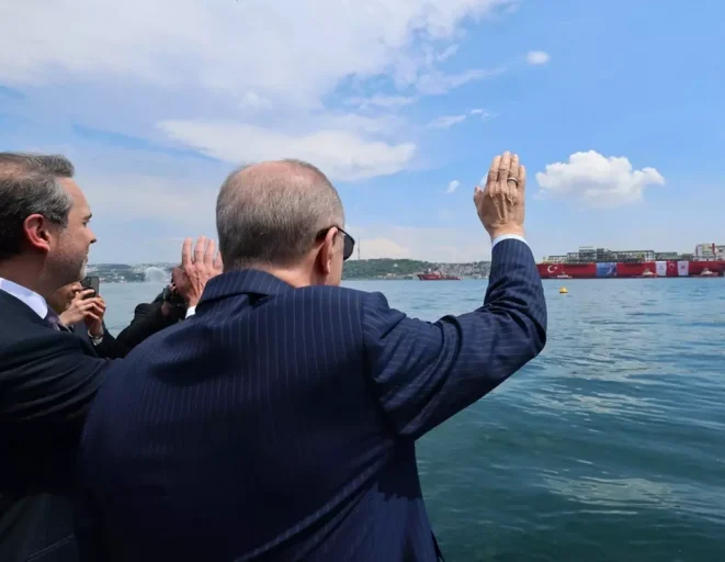 İstanbul Boğazı'nda tarihi an! Cumhurbaşkanı Erdoğan, 'Osman Gazi'yi Karadeniz'e uğurladı