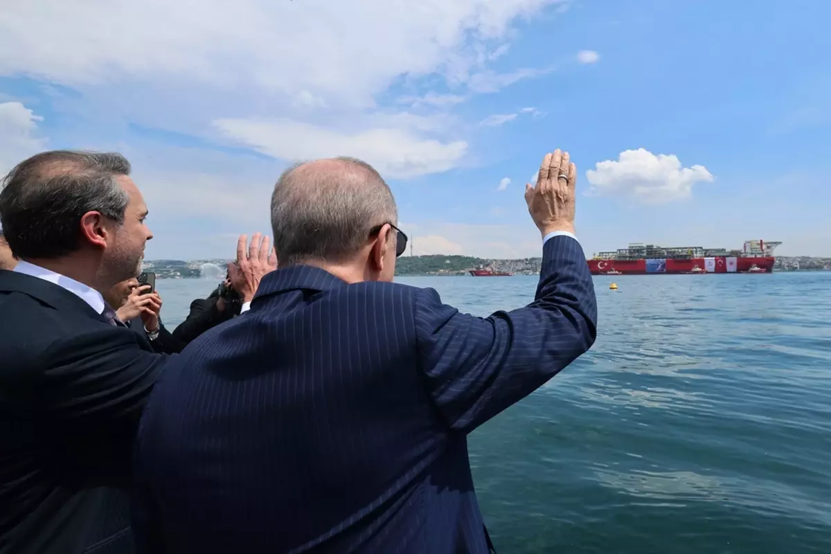 İstanbul Boğazı'nda tarihi an! Cumhurbaşkanı Erdoğan, 'Osman Gazi'yi Karadeniz'e uğurladı