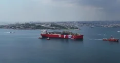 İstanbul Boğazı'nda tarihi görüntüler! Geçişi 11 saat sürecek