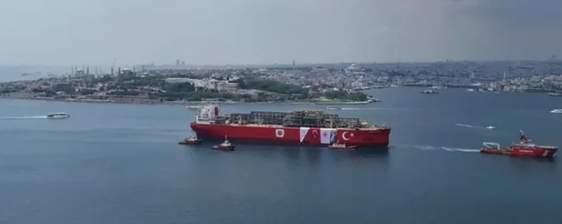İstanbul Boğazı'nda tarihi görüntüler! Geçişi 11 saat sürecek