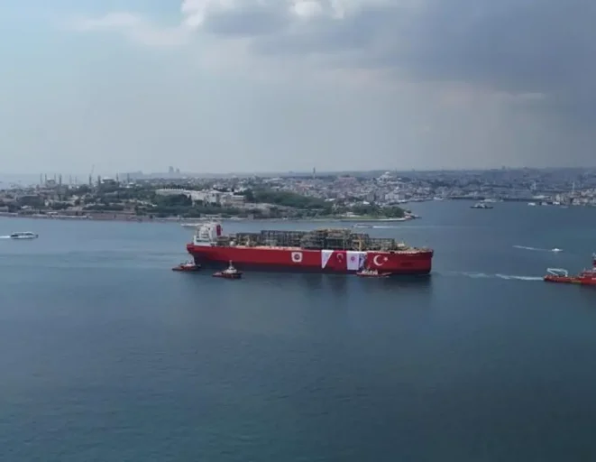 İstanbul Boğazı'nda tarihi görüntüler! Geçişi 11 saat sürecek