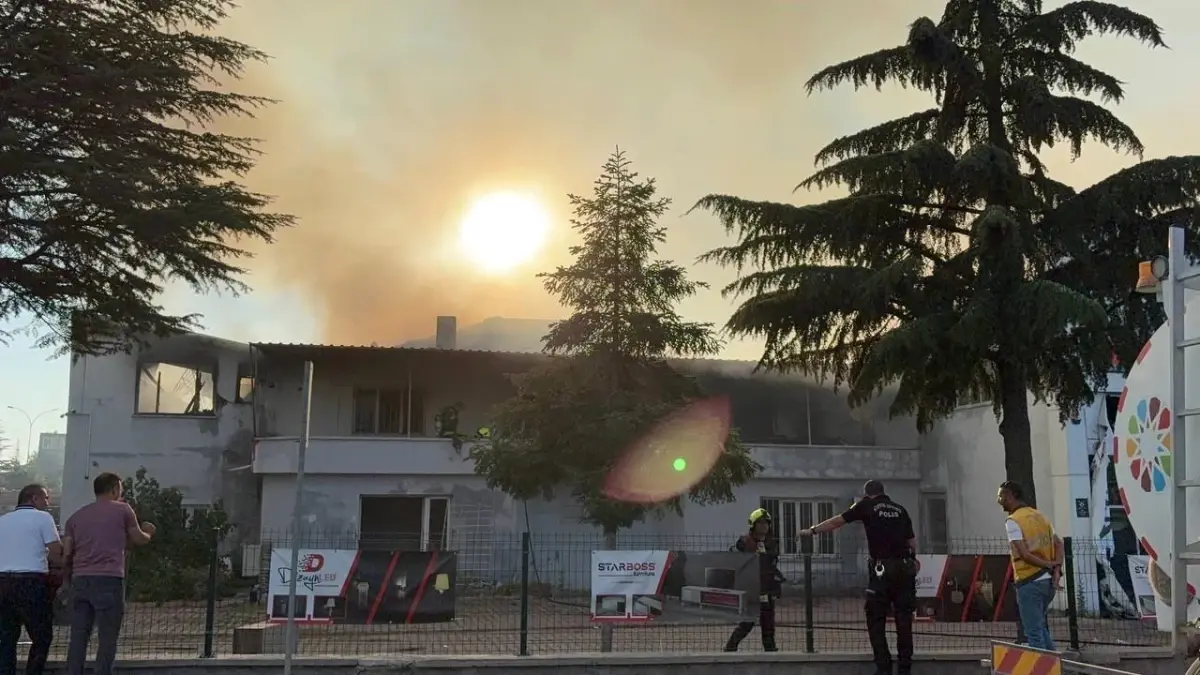 Kayseri'de Hırdavat Dükkanındaki Yangın Mobilya Fabrikasına Sıçradı