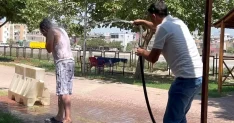 Mersin'de Sıcak Hava Nedeniyle Serinleme Çabaları