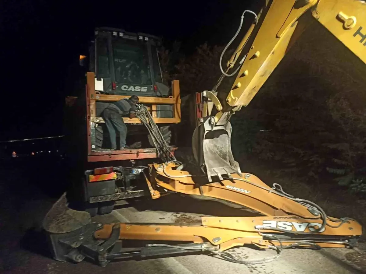 Nallıhan'da İş Makinesi Taşıyan Kamyon, Kömür Taşıma Bandına Çarptı