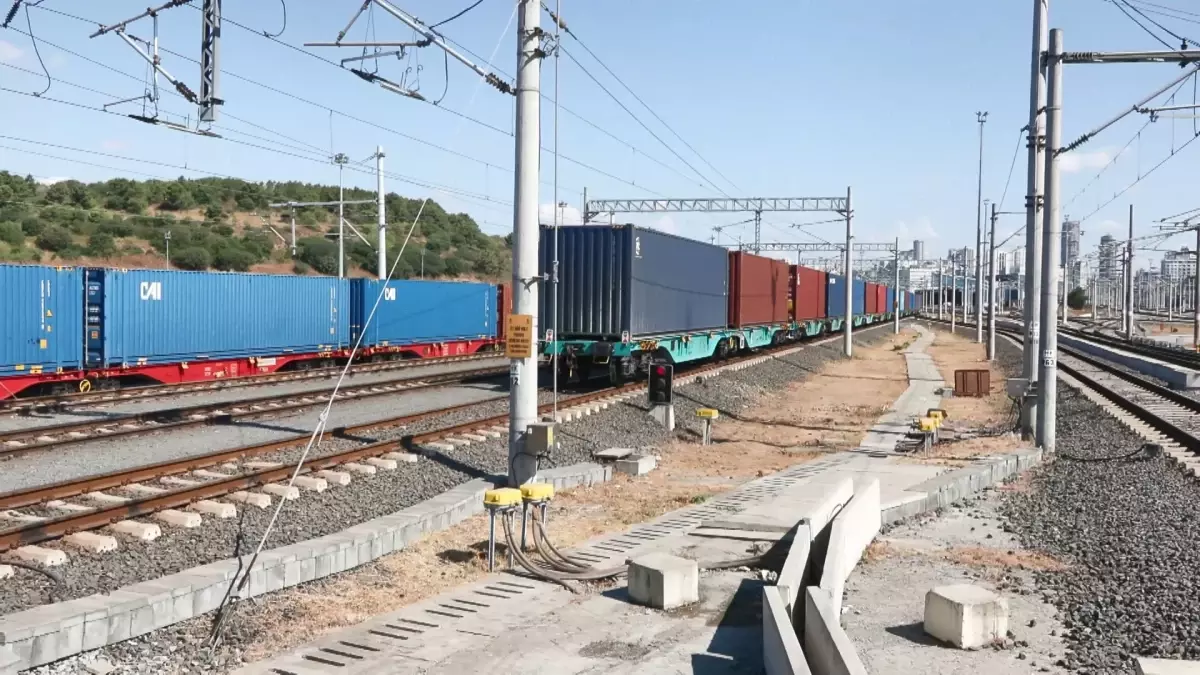 Türkiye-Çin-Avrupa Demiryolu Hattı'nda yola çıkan iki yük treni İstanbul'a ulaştı