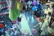 700 TL'lik Oyuncağı Çalan Kadın, 10 TL'lik Alışveriş Yaptı