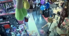 700 TL'lik Oyuncağı Çalan Kadın, 10 TL'lik Alışveriş Yaptı