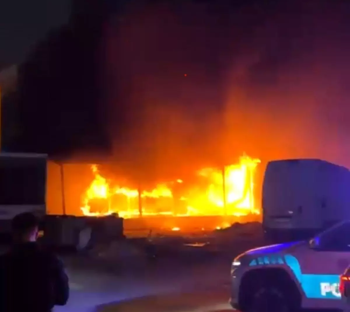 İzmir'de Mobilya Fabrikasında Yangın Paniği