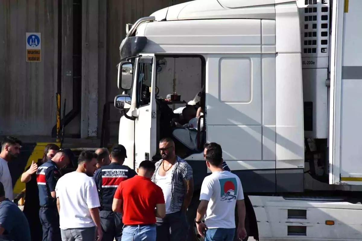İzmir'de Tır Şoförü Araçta Hayatını Kaybetti
