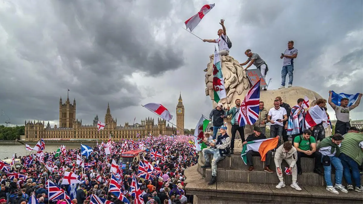 'Onları eve gönderin': İngiltere'de milliyetçiliğin yükselişinin arkasında ne var?