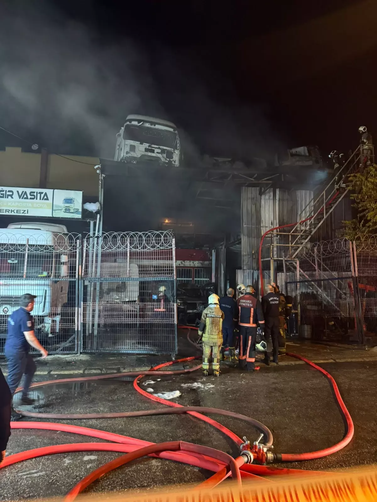 Ankara'da Oto Tamirhanesinde Yangın Çıktı