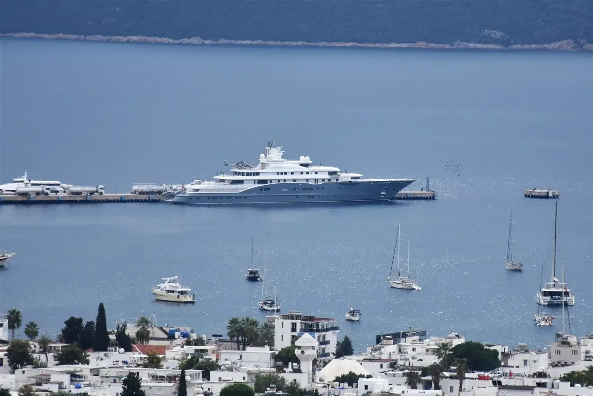 Bodrum'da Dünyanın En Büyük Yatlarından Radiant'a Yakıt İkmal Edildi