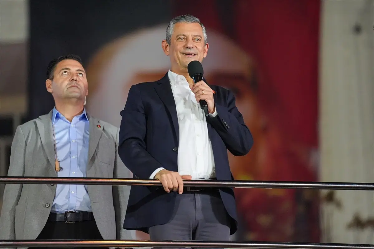 CHP Genel Başkanı Özgür Özel, Esenyurt'ta Yolsuzluk ve Adalet Üzerine Konuştu