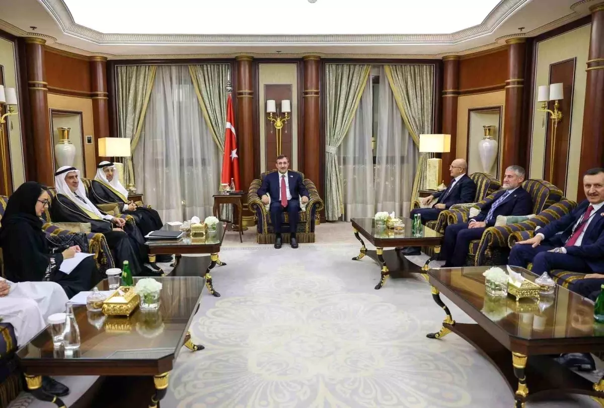 Cevdet Yılmaz, Suudi Arabistan'da Yatırım Bakanı ile Bir Araya Geldi