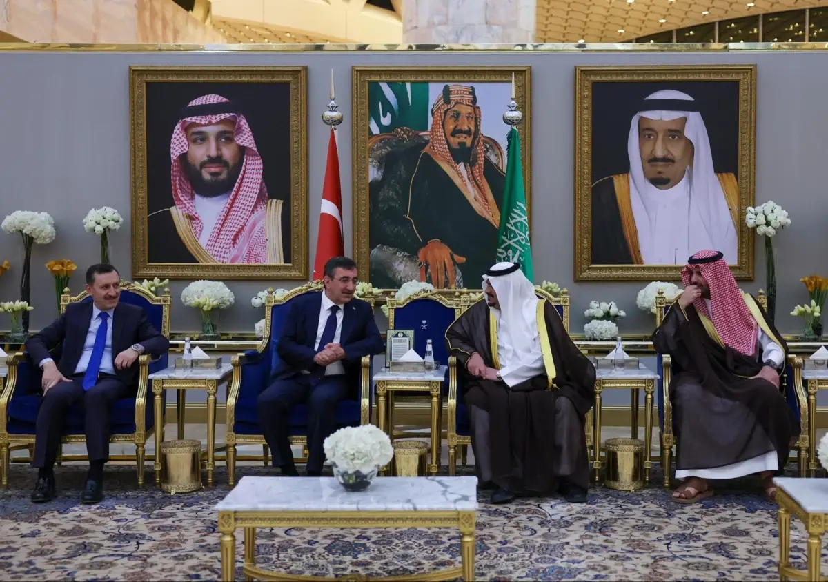 Cumhurbaşkanı Yardımcısı Yılmaz Suudi Arabistan'da