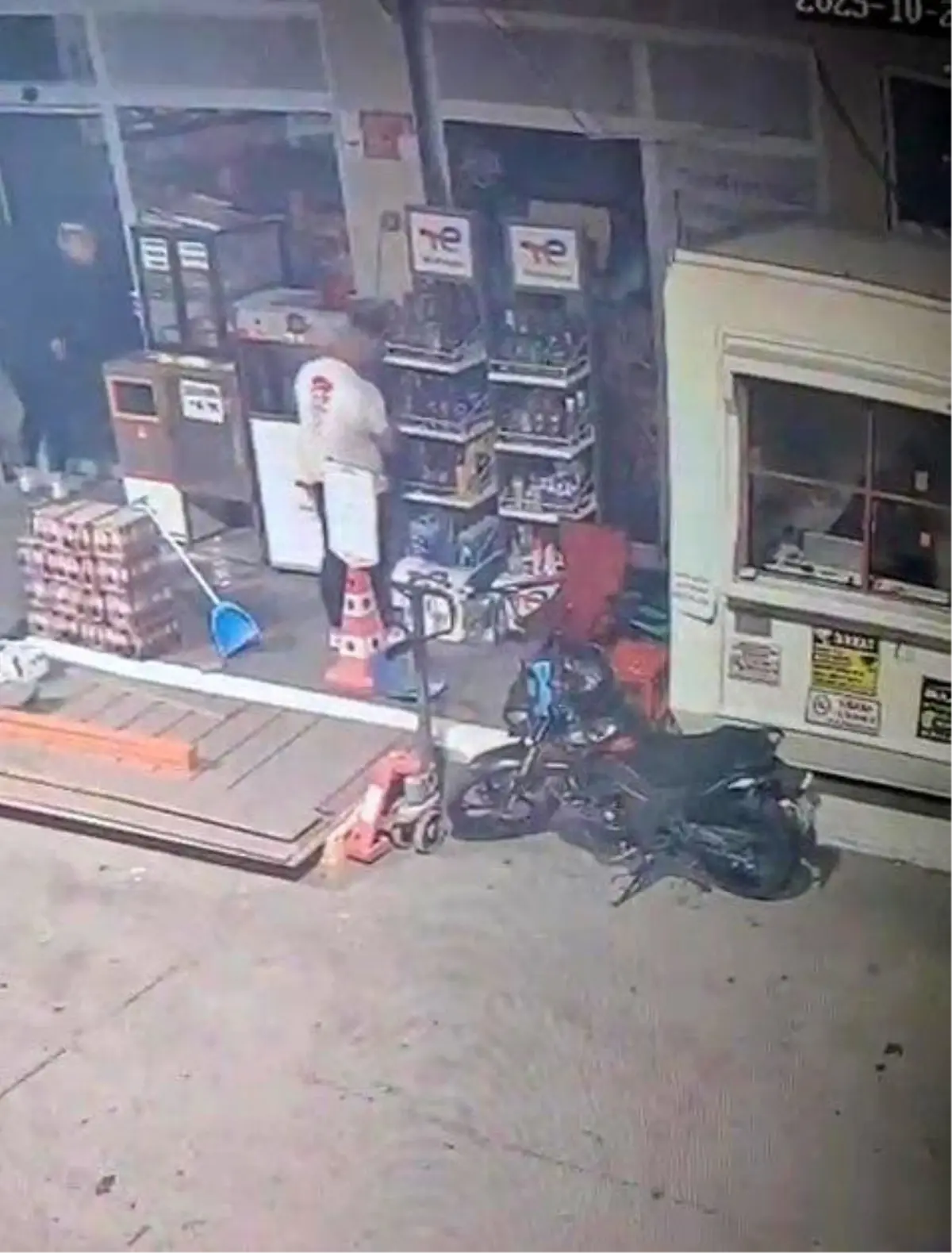 Denizli'de Akaryakıt İstasyonunda Hırsızlık Anları Güvenlik Kamerasında