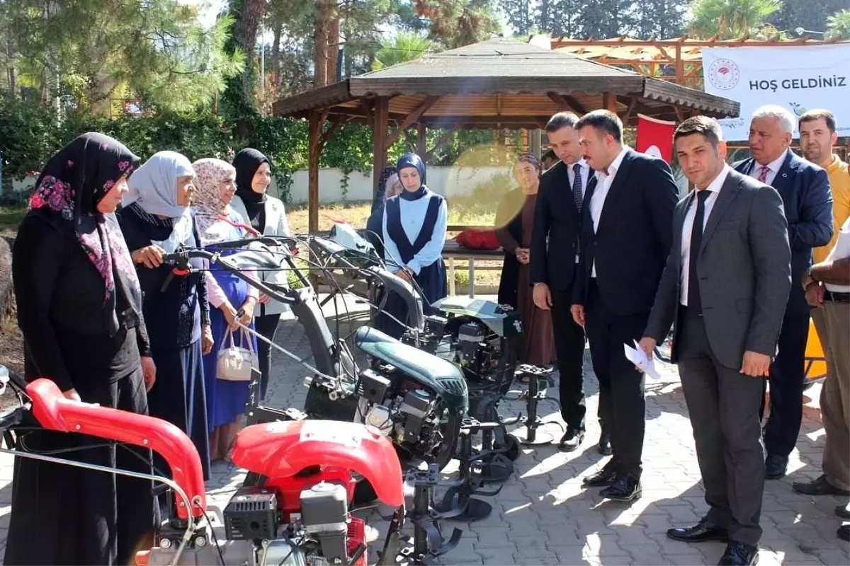 Düziçi'nde Çiftçilere Tarımsal Ekipman Dağıtımı