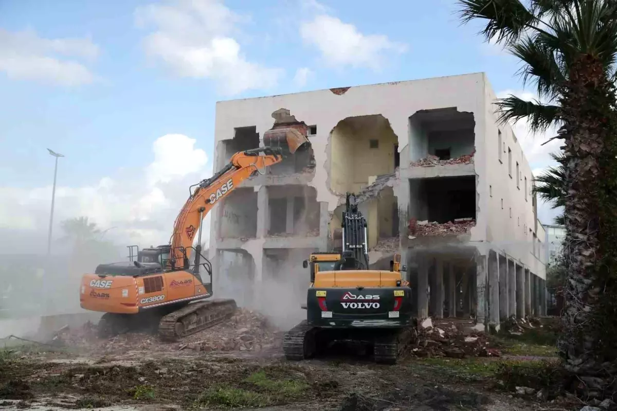 Izmir Aliağa'da Gastronomi Merkezi İçin Yıkım Başladı