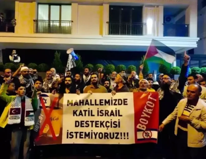 Üsküdar'da McDonald's protestosu: Mahallemizde Yahudi sermayesi istemiyoruz