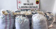 Van'da Jandarma Kaçakçılık Operasyonu: 1 Milyon TL'lik Eşya Ele Geçirildi