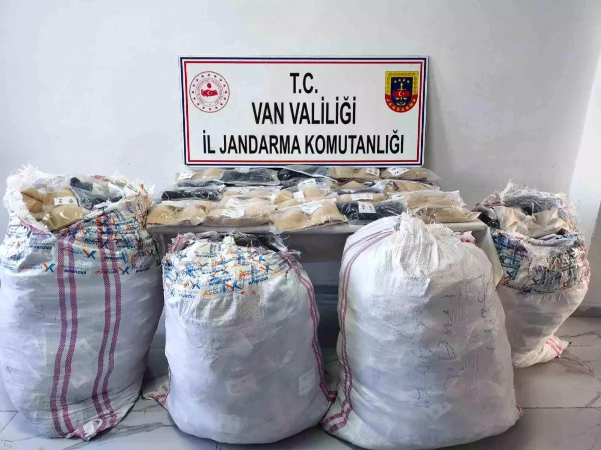 Van'da Jandarma Kaçakçılık Operasyonu: 1 Milyon TL'lik Eşya Ele Geçirildi