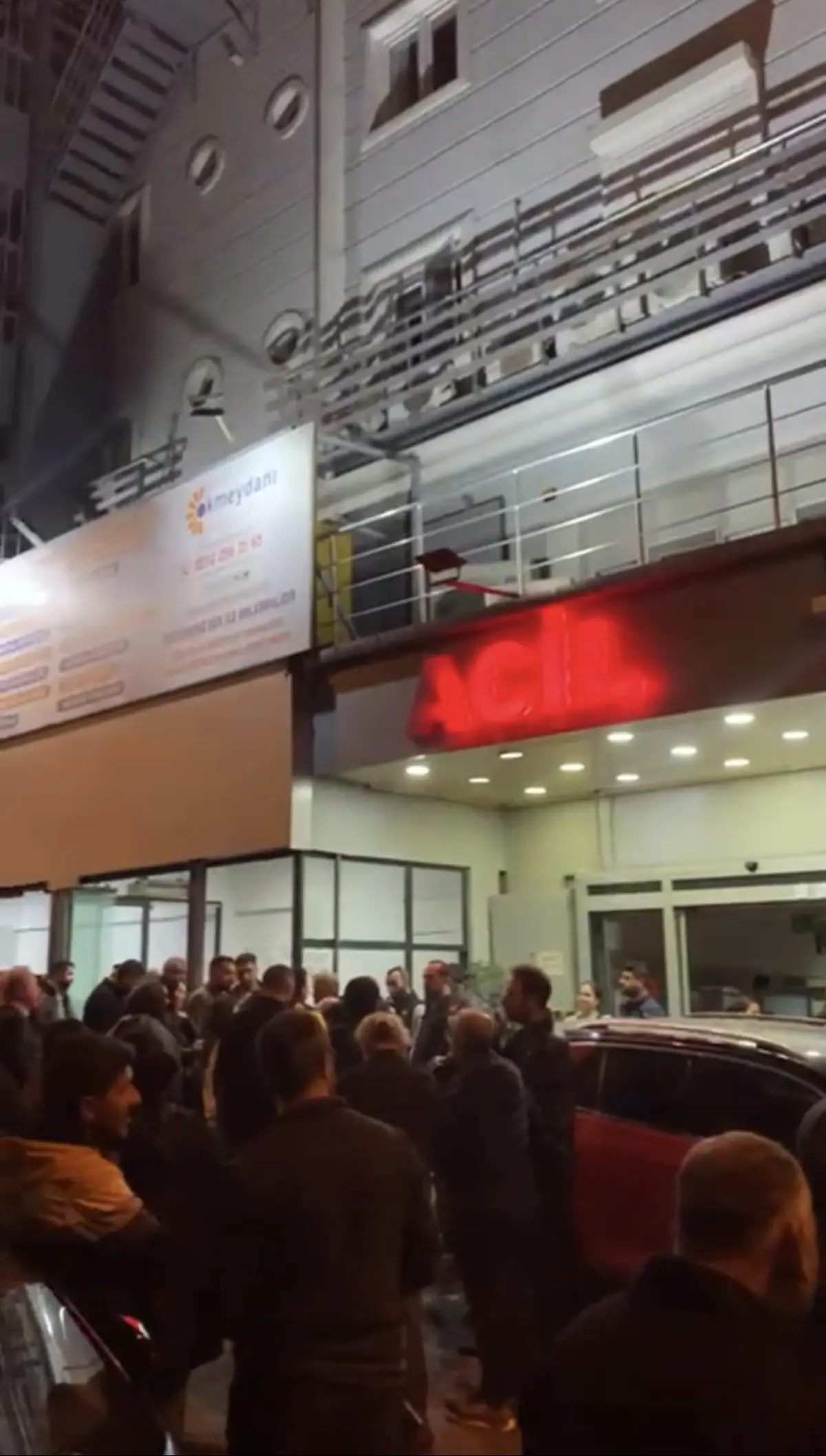 Beyoğlu'nda Özel Hastane Çalışanlarından Maaş ve Kapatma Tepkisi