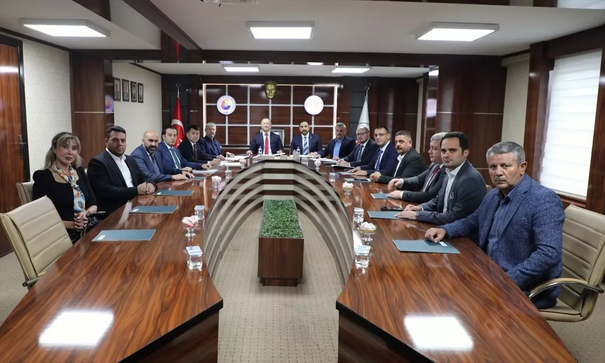 Kırgızistan Büyükelçisi Kazakbaev, Sivas Ticaret Borsasını Ziyaret Etti