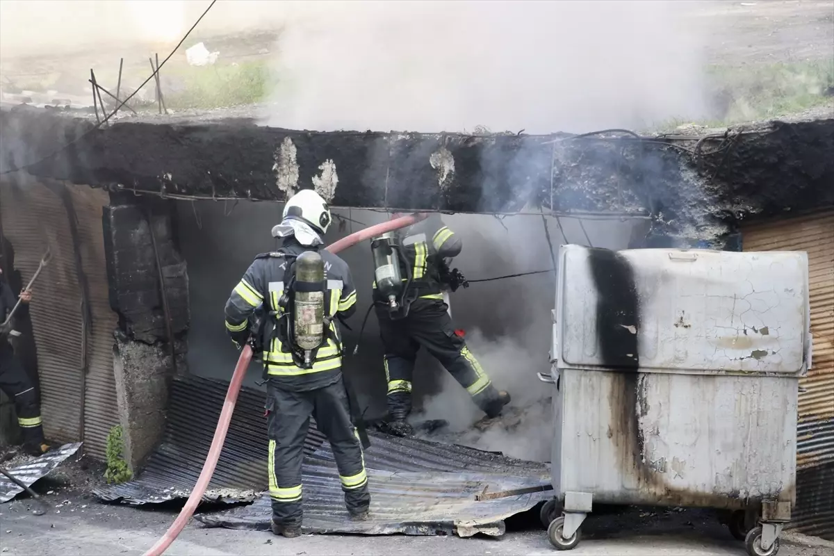 Trabzon'da Hurda Deposunda Yangın Çıktı