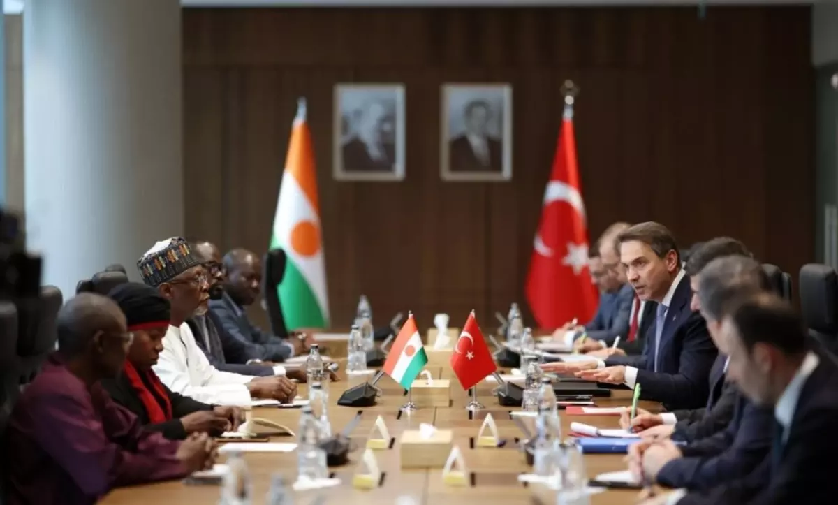 Bakan Bayraktar, Nijer Dışişleri Bakanı Sangare ile bir araya geldi