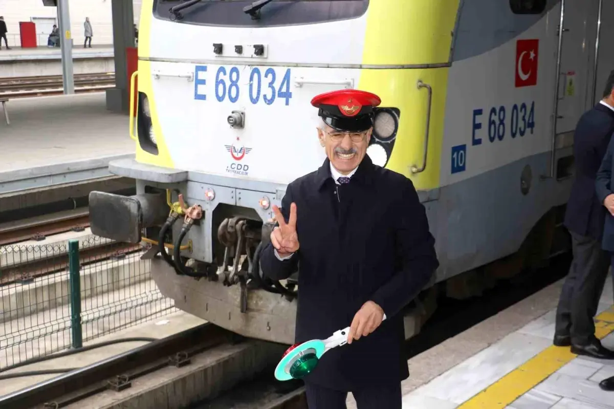 Bakan Uraloğlu: "Turistik Doğu Ekspresi'nin yeni sezonunda 10 bin 800 seyahat tutkununa Anadolu'nun büyüsünü yaşatacağız"