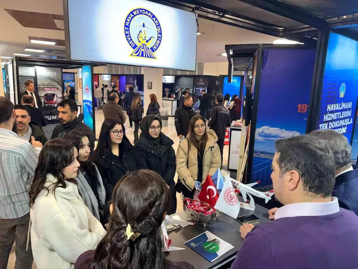 Balıkesir Üniversitesi'nde UFEST kapsamında DHMİ standına büyük ilgi
