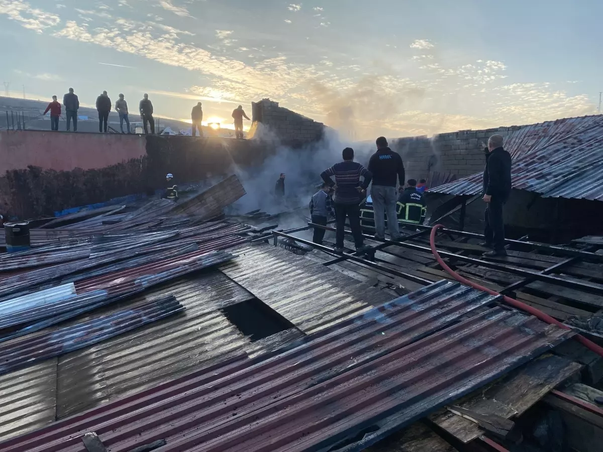 Bitlis'te Sanayi Sitesinde Çıkan Yangın Korkuttu