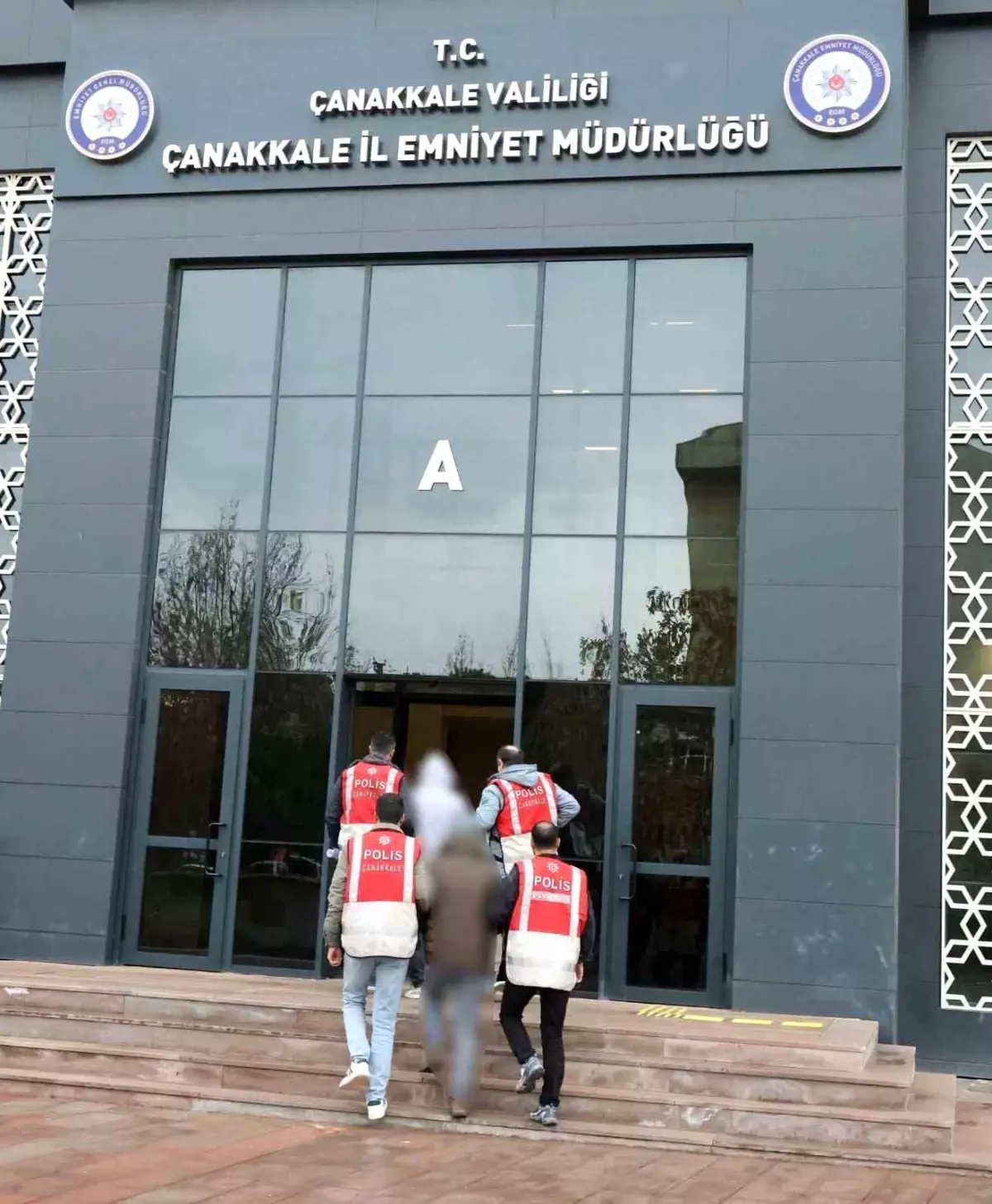 Çanakkale'de kuyumcuyu soymaya kalkışan 2 şüpheli tutuklandı