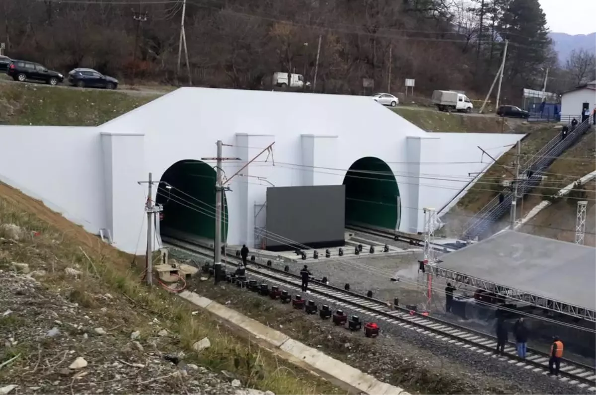 Çin'in Gürcistan'da İnşa Ettiği Modern Demiryolu İşletmeye Alındı