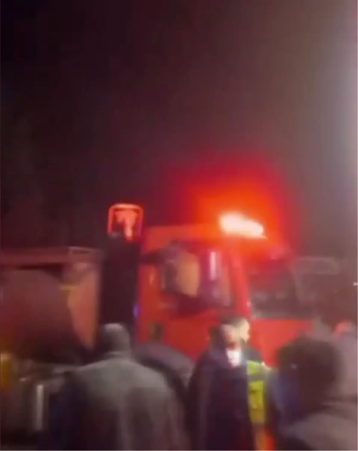 Elazığ'da Yalıtım Fabrikasında Yangın: 16 Kişi Dumandan Etkilendi