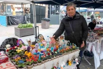 Soğuk havayı el emeği çiçekleriyle ısıtıyor