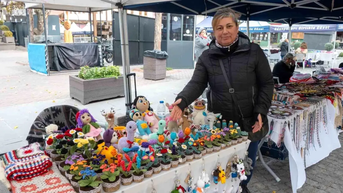 Soğuk havayı el emeği çiçekleriyle ısıtıyor