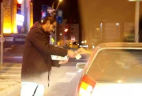 Aksaray'da karayolundaki kavşakta mendil satarak kazanç sağlıyor