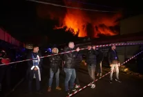 Arnavutluk'ta bir pazara ait depolarda yangın çıktı