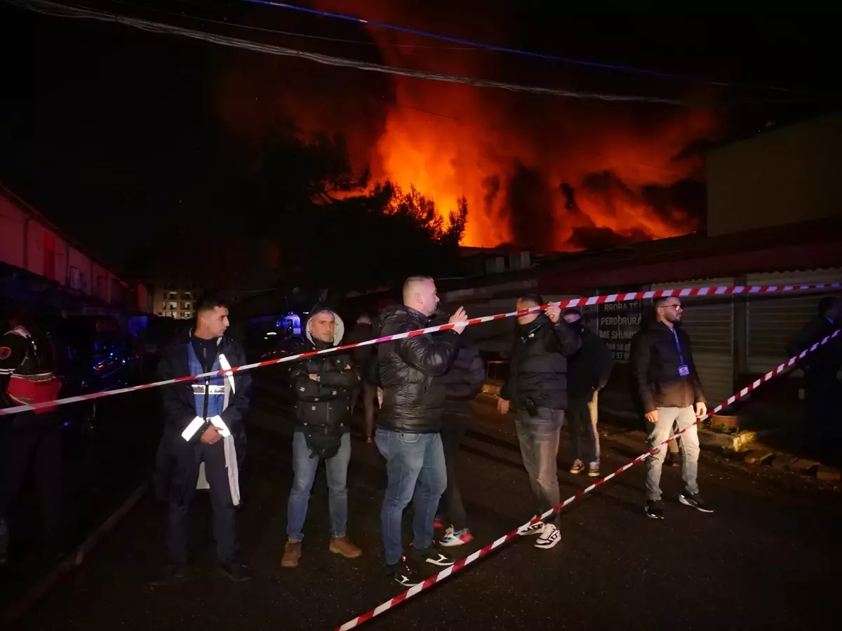 Arnavutluk'ta bir pazara ait depolarda yangın çıktı