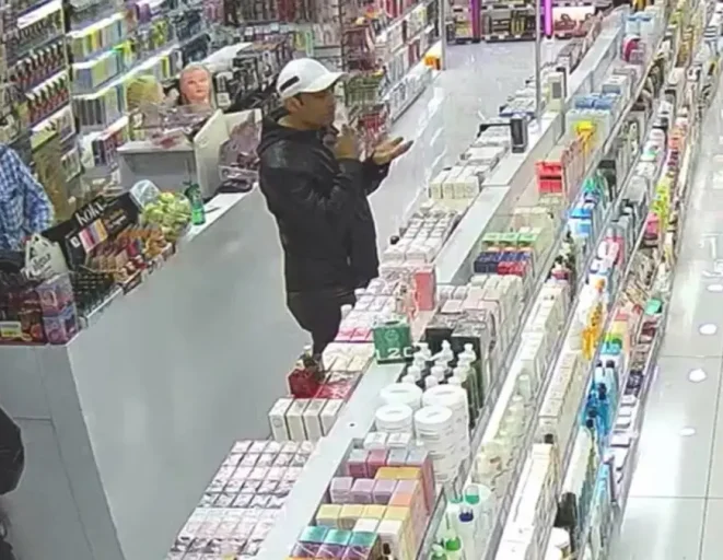 Bağcılar'da mağazada 'tırnakçılık' yaparken yakalanınca, ürün çalıp kaçtı