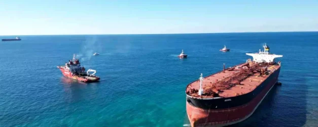 Bozcaada'da karaya oturan tankerin kurtarma çalışmaları dron ile görüntülendi