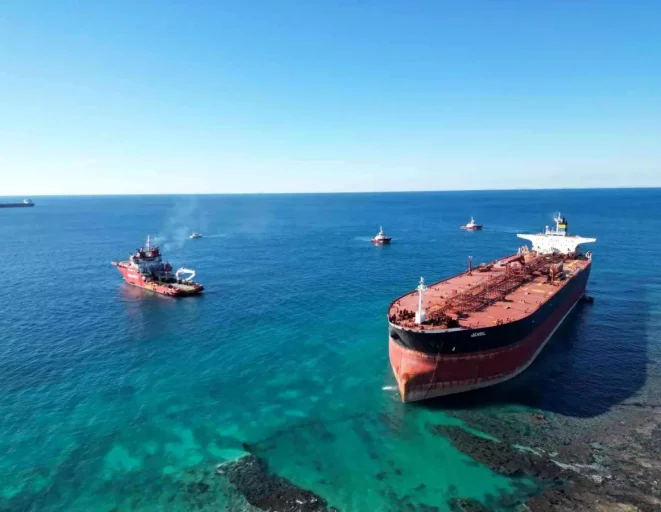 Bozcaada'da karaya oturan tankerin kurtarma çalışmaları dron ile görüntülendi