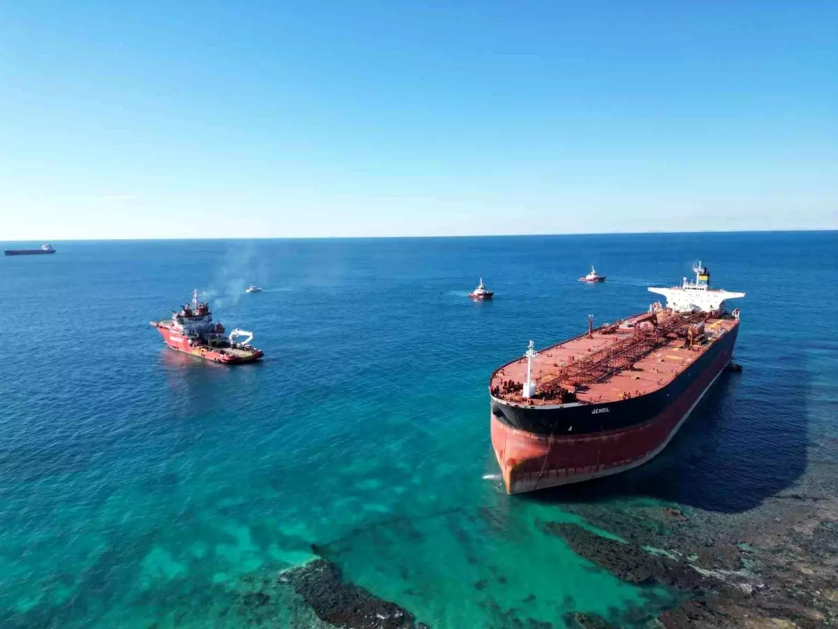 Bozcaada'da karaya oturan tankerin kurtarma çalışmaları dron ile görüntülendi