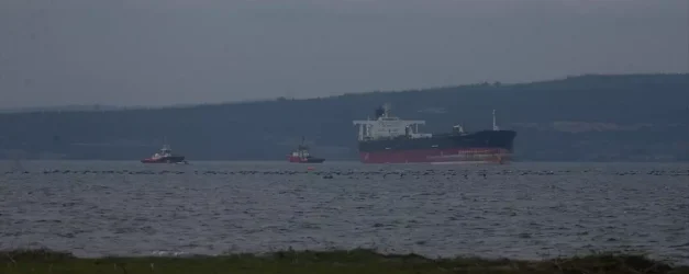 Çanakkale Boğazı'nda arızalanan tanker güvenli bölgeye demirletilecek