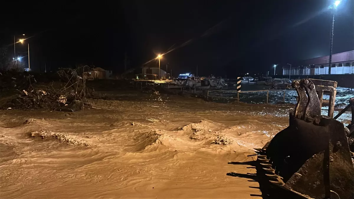 Çanakkale'de sağanak; Kepez Çayı taştı