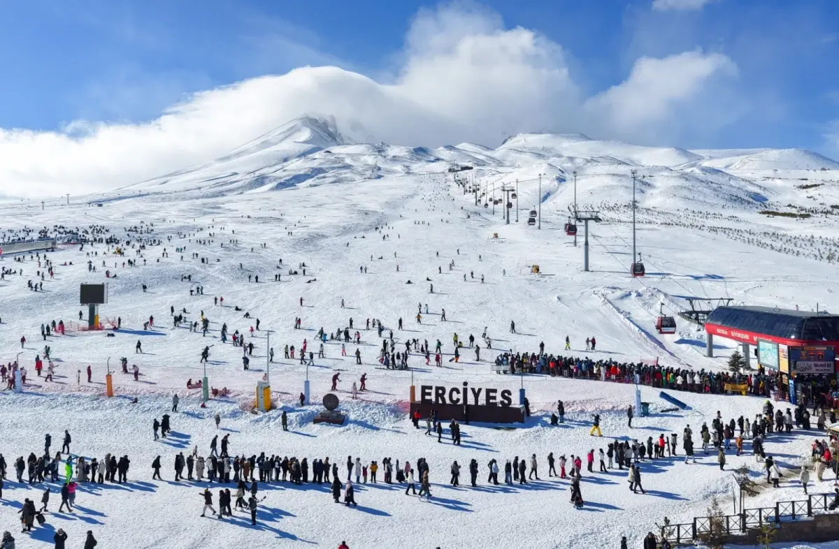 Erciyes Kayak Merkezi'ne sömestirenin ilk hafta sonunda 250 bin ziyaretçi