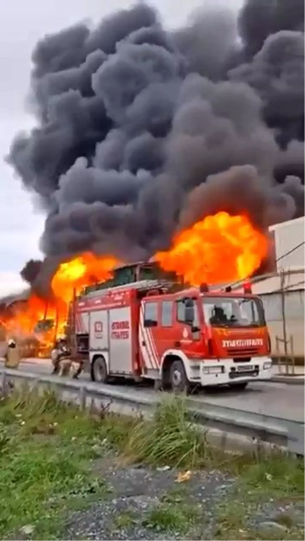 Esenyurt'ta bir zincir market deposunda yangın çıktı. Olay yerine çok sayıda itfaiye ekibi sevk edildi.